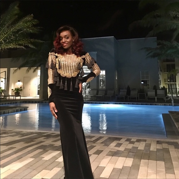 Black and gold gown, long sleeves with tassels. - Picture 3 of 6